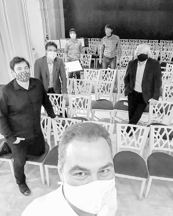 Nemůžeme bohužel sáhnout do archívu a odvysílat cokoliv, jsme vázáni autorskými právy a musíme všechno poctivě ověřovat, a to buďto přímo s českými autory, nebo s agenturami, které zastupují ty