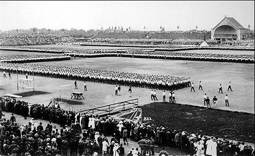Na snímku je poslední z nich, z roku 1920. Na pláni se tehdy sešlo 109 tisíc diváků a 16 tisíc cvičenců. O rok později se na Letné konala také 1.
