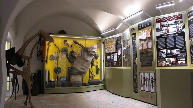 MUZEUM A GALERIE STÁLÁ EXPOZICE DĚJIN MĚSTA Stálá expozice "Osvobození 1945", vznikla díky daru militárií