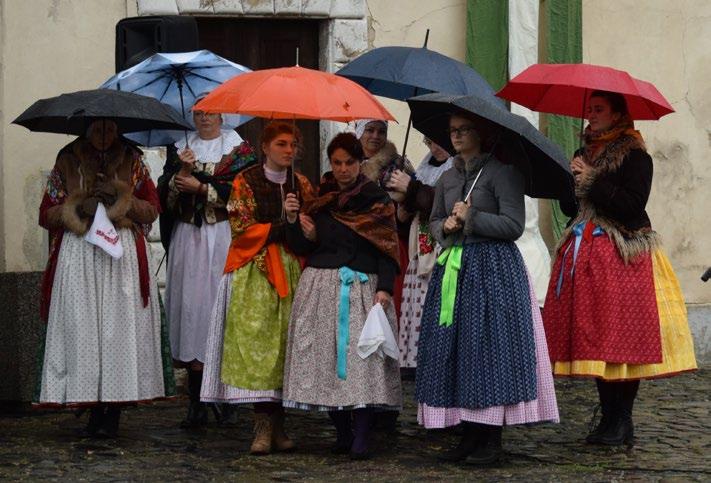 Myslím, že snad nebylo člověka, kterého by se nějakým způsobem oslavy státního svátku nedotkly. Viděli jsme vlajky na domech a měli možnost navštívit řadu doprovodných kulturních a společenských akcí.