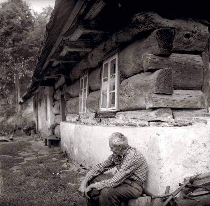 Charakteristické roubení na Těšínsku z podélně půlených jedlových trámů. Řeka č. 7, okres Frýdek-Místek, 1973. (Foto František Papež) Pila ve Velkých Karlovicích Podťatém, 1972.