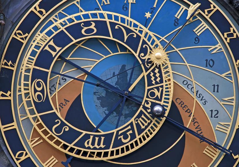 Měření času historie hodin ve středověku lidé vymysleli orloj mimo údajů časových ukazoval i řadu údajů astronomických ze začátku měl jen jednu ručičku hodinovou a