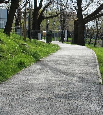 Dvoupatrovou část domu doporučujeme orientovat kratší stranou do ulice.