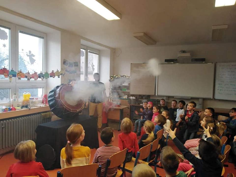 Foto ze Science show v ZŠ dr. Miroslava Tyrše. Foto z aktivity Méďa zdravotník na hřišti v ZŠ a MŠ Bolatice. Autor fotografií: kolektiv MAS Hlučínsko.