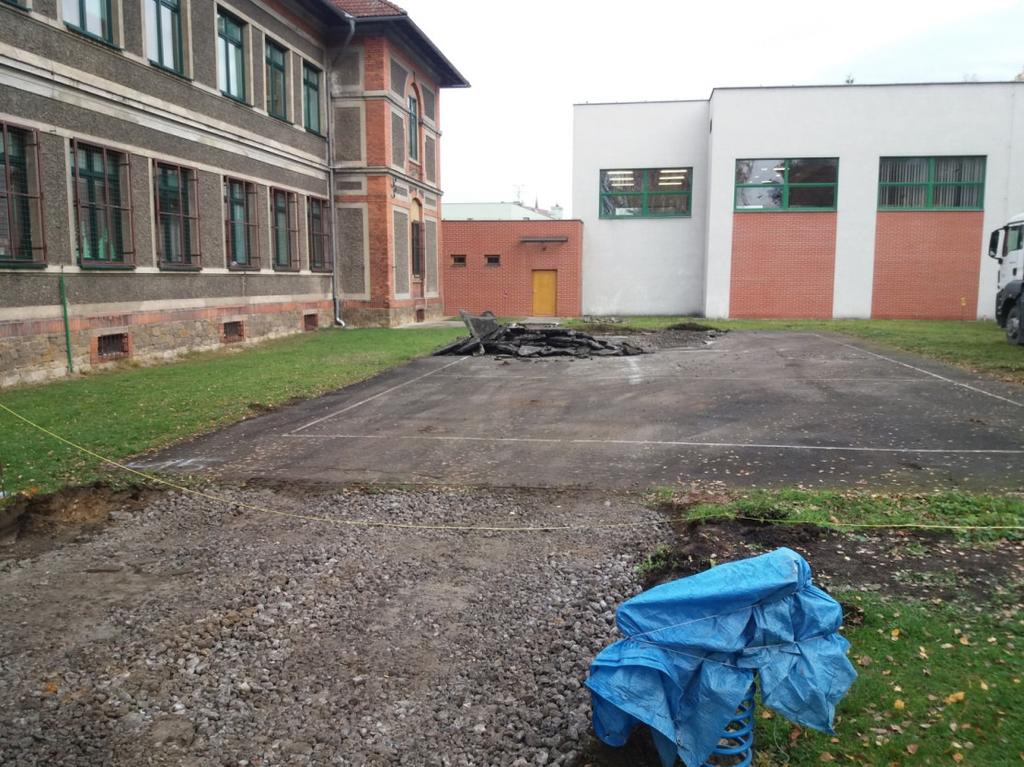 Na vyšším stupni se započalo s rekonstrukcí nevyužívané učebny, která bude sloužit jako odborná učebna přírodních věd,