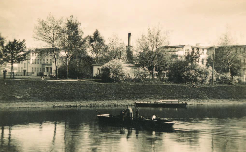 Pro výstavbu nové nemocnice bylo vybráno místo na levém břehu Labe u jeho soutoku s Orlicí, v katastru obce Nový Hradec Králové.