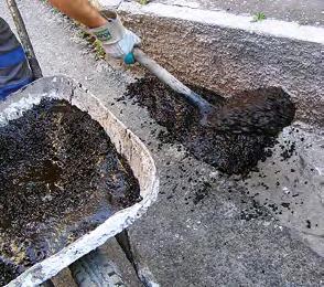 160kg (200l) sudech a autocisternách odběratele.