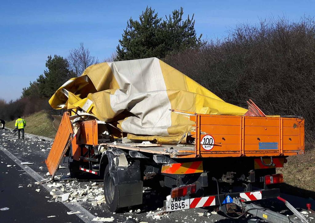 D35 do vozu Avia A 31 s předzvěstným vozíkem narazil