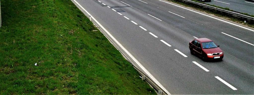 Dálnice v době časové špičky ráno a pozdě odpoledne bývala neprůjezdná, ale neprůjezdné brzy bývaly i okolní okresní silnice. I tam se všude tvořily fronty aut, i tam to tedy do Prahy či zpět nešlo.
