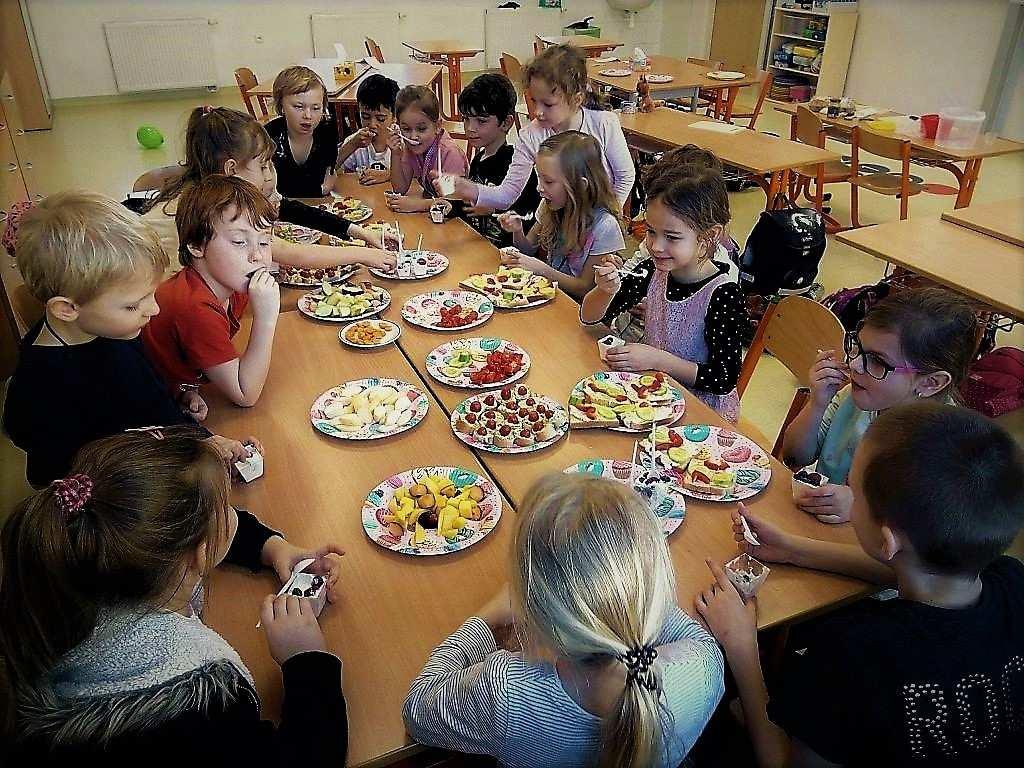 studujících. Obec sice oznámila, že další zvyšování kapacity se už nepředpokládá, ale veřejnost se o dění jak okolo školy, tak i mateřské školy nepřestala zajímat.