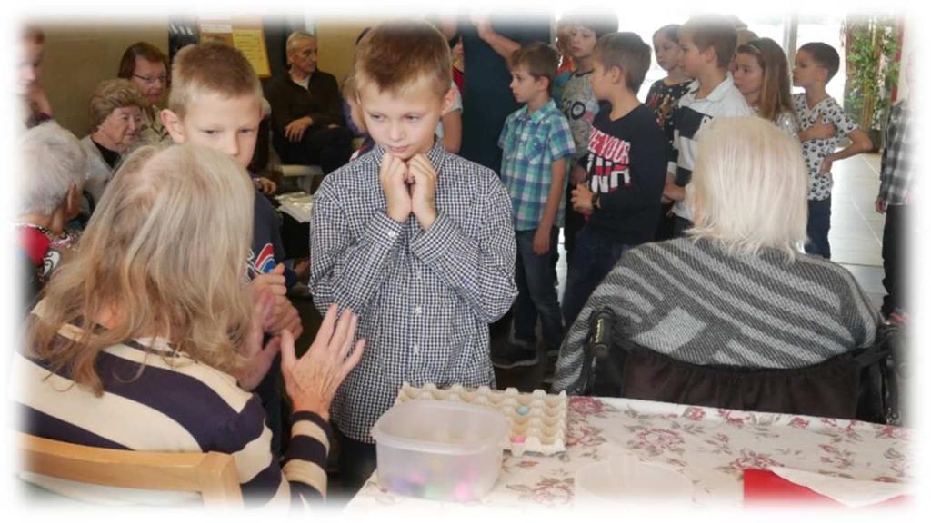 Babičky a dědečky vystoupení očividně velmi potěšilo, nešetřili chválou. Po vystoupení předali žáci seniorům malé dárečky, malované papírové dráčky.
