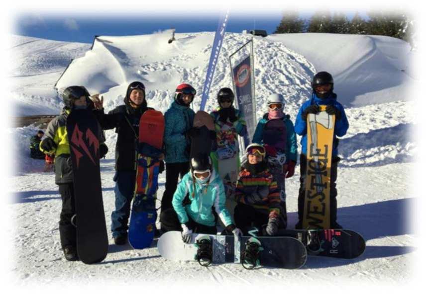 Někteří z nich zkoušeli své dovednosti kromě lyží také na snowboardu. V první části pobytu našim žákům přálo nádherné počasí s dostatečným množstvím přírodního sněhu.