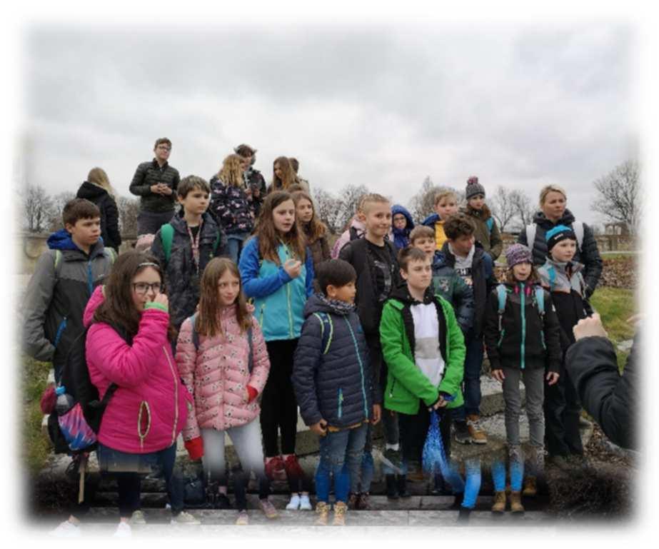 Ve třídách a v odpoledních hodinách ve školní družině si žáci povídali o tomto onemocnění a připojili se tak k mnoha dalším školám, aby podpořili rozšíření povědomí a sympatie k těmto lidem.