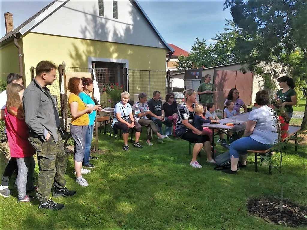 298 V krátké době po sobě ukončila svou práci na obecním úřadě po mnohaletém působení další zaměstnankyně, která patřila spolehlivě do ženského kolektivu obecního úřadu po mnoho let, paní Kopřivová.