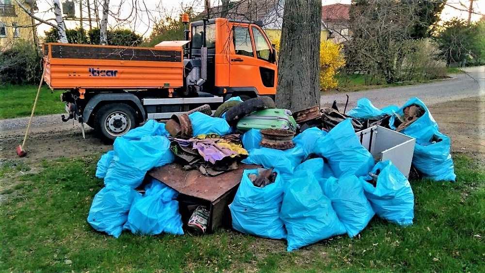 328 VZPOMÍNKY A NÁZORY OBČANŮ A TAKÉ O NICH A Z HISTORIE OBCE Představení krejčovského salonu Milikraus v Průhonicích. V roce 1993 založila paní Mili Krausová krejčovský salon milikraus.