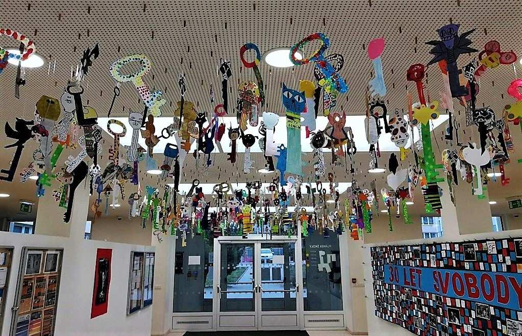 353 cholení celého projektu nastalo po projevu paní ředitelky Štorkové v pondělí dne 18. listopadu v 11 hodin 17 minut, kdy celá škola symbolicky zacinkala klíči.