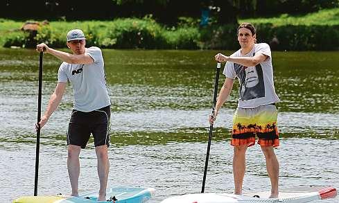 Česká republika 26. června 2020 13 Hlavně rovnováhu! Předseda české federace paddleboardistů David Raab (vlevo) a redaktor týdeníku 5plus2 Josef Hora.