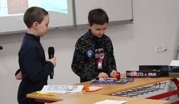 Yu Ching Huang (Sunny) z Taiwanu, Dhruv Kumar z Austrálie a Nicolas Satria Samosir z Indonésie. To je trojice mladých studentů, které od 24. do 28. února hostila trávnická škola.
