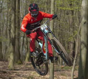 Soutěž Bikecore EO opět přiláká celou plejádu špičkových závodníků Atraktivní podívaná. Bikecore OE je soutěž plná adrenalinu a skvělých sportovních výkonů. Snímky: archiv Známá.
