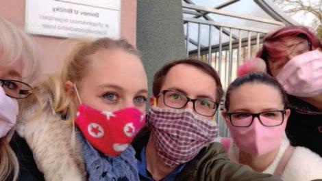Dobrovolníci z řad studentů LF HK Již v momentě uzavření škol a prvotního nástupu pandemie COVID-19 bylo nám medikům jasné, že dříve nebo později bude zájem o to, abychom se zapojili do boje proti