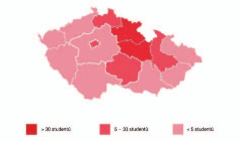 března, vydala Fakultní nemocnice Hradec Králové v čele s ředitelem prof. Paličkou prosbu mířenou na nás mediky, abychom v nemocnici vypomohli. Současně se v Praze pod taktovkou studentů 3.
