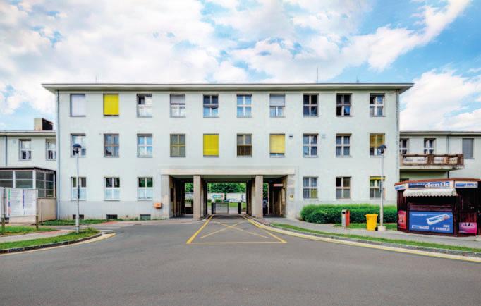 První etapa zahrnovala v průběhu roku stavbu chirurgického a gynekologického pavilonu, interního, infekčního pavilonu a prosektury.