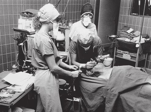 AKTUALITY Klinika anesteziologie, resuscitace a intenzivní medicíny Klinika anesteziologie, resuscitace a intenzivní medicíny se řadí datem svého vzniku v roce 1991 v rámci Fakultní nemocnice Hradec