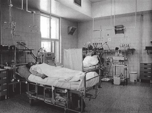 Vlastní Anesteziologicko-resuscitační oddělení (ARO) bylo v nemocnici zřízeno v roce 1961 pod vedením primáře MUDr. Jaroslava Vecka.
