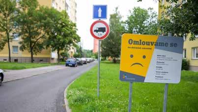 Zadní štítová stěna bude opravena, a to včetně okapového chodníku. Venkovní splašková kanalizace pod chodníkem bude zkontrolována, opravena a vyčištěna.