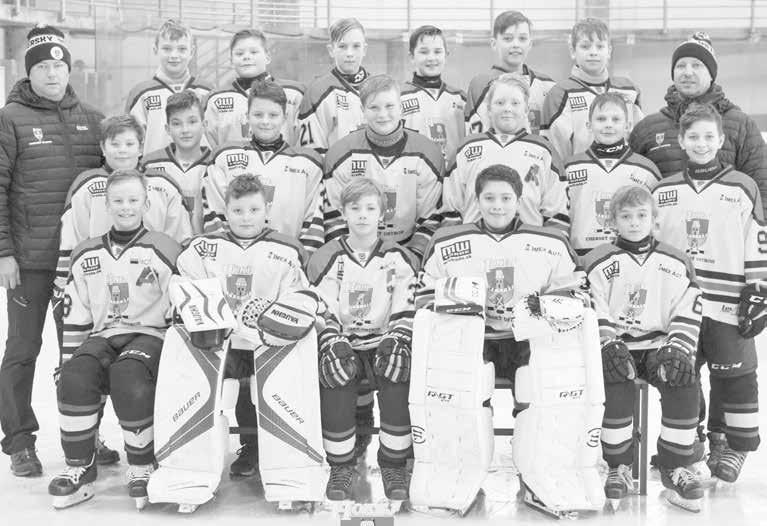 18 SPORT Zlaté medaile si na krk nepověsili Hokejoví mladší žáci HO- KEJ Uherský Ostroh po roce opět potvrdili, že ve Zlínském kraji nemají konkurenci a jejich loňská suverénní jízda nebyla jenom