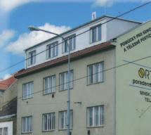 Dostanete se k nám metrem trasy B ze stanice Palmovka, výstupem k ulici Na Hrázi a odtud doprava cca 150 m.