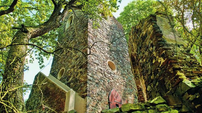 Přilehlý anglický park je dodnes plný romantických zákoutí, soch a staveb. Naleznete zde nejstarší rozhlednu v Praze, Čínský pavilon, lesní jezírko nebo tři studánky.