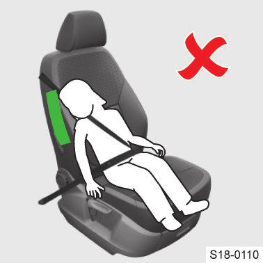 20 Správně a bezpečně Bezpečná jízda Nesprávně zajištěné dítě na sedadle v poloze, ve které je ohroženo bočním airbagem Dítě nesmí být v oblasti rozpínání bočního airbagu.