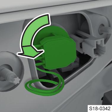 46 Osvětlení, stěrače a ostřikovače Vnitřní osvětlení Otočte patici se žárovkou a vyjměte ji. Osvětlení se také automaticky zapne po otevření dveří, např. při nastupování nebo vystupování z vozu.