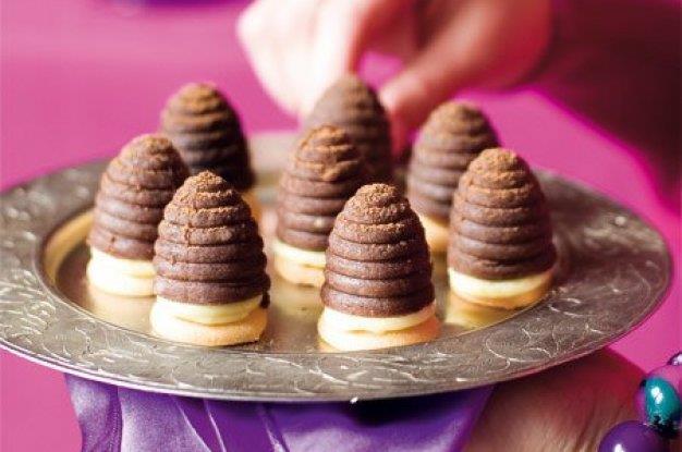 Recept na vosí hnízda TĚSTO: 160 g piškotů 100 g cukr (moučkový) 60 g máslo mléko dle potřeby 2 lžíce rum 1 lžíce kakao KRÉM: 80 g máslo 2 lžíce cukr (moučkový) 2 lžíce rum cukr (moučkový) na obalení