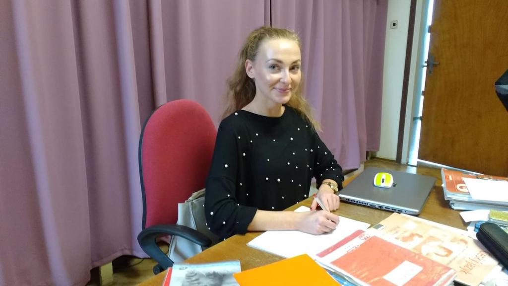 Rozhovor s paní učitelkou Piňosovou 1. Jak jste se dostala k učení? Učit jsem chtěla už od dětství, takže po gymnáziu jsem měla jasno, kam chci jít. 2. Jak dlouho učíte? Učím 4. rokem. 3.