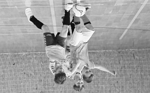 OKRESNÍ FOTBAL Královéhradecko VENKOVNÍ PŘEBORY: Výběr OFS Hradec U 11 stále na stříbrné vlně Podzimní část turnaje výběrů OFS kategorie U 11 se konala v krásném prostředí stadionu TJ Baník Vamberk.