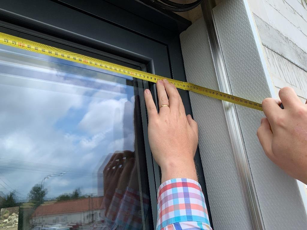 3. Rozměr mezi ostěním u rámu okna musí odpovídat rozměru mezi ostěním na vnější