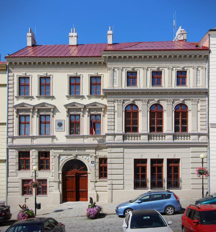 Obrázek 28. Znojemská beseda dnes (Znojemskabeseda.cz) Při pohledu na dvojici zakladatelů je možné Radima P.