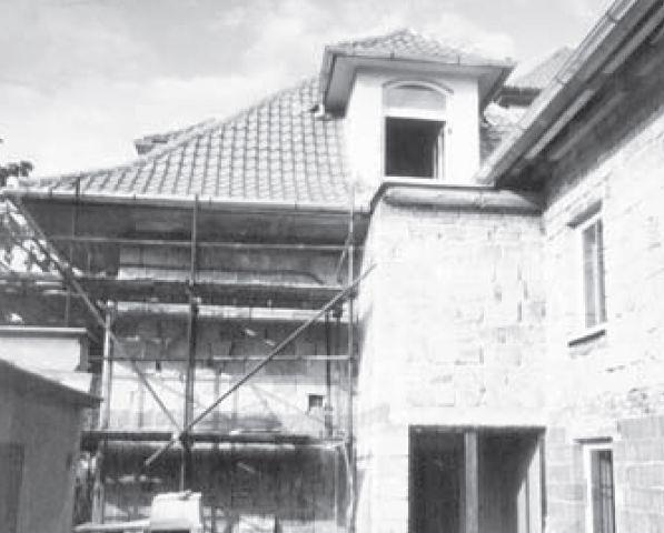 vyřídili, kopat můžeme koncem března, dřív se do zamrzlé země nedostaneme. Bratr Rudek, aniž by si v tu chvíli uvědomil, s kým mluví, na to řekl: Pane řediteli, uděláme dohodu.