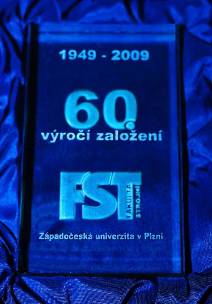 Skleněná plaketa z masivního čirého skla o tloušťce 22 [mm].