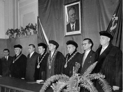 Dobové fotografie Promoce dálkového studia 1960 (zleva: proděkan prof. RNDr. V.