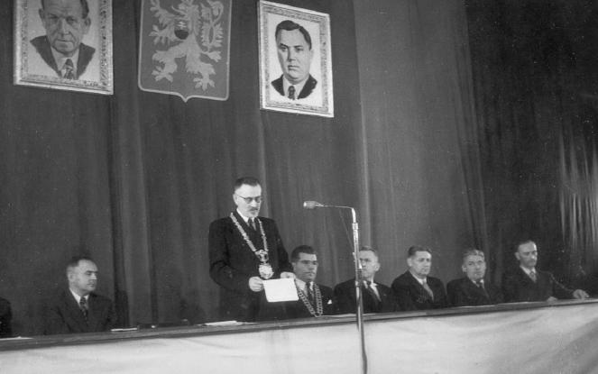 Významným rokem pro VŠSE byl r. 1953. Vládním nařízením č. 98 ze dne 27. 11. o změnách v organizaci vysokých škol bylo stanoveno, že v čele VŠSE v Plzni je rektor a rada vysoké školy.