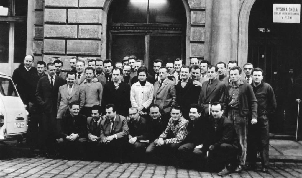 První absolventi kombinované formy studia na VŠSE v Plzni Vytvořené družné vztahy přetrvávají až do dnešních dnů.