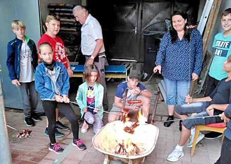!!!! Opékání špekáčků závěr školního roku Školní družina I když byla škola zavřená, ve školní družině jsme rozhodně nezaháleli.