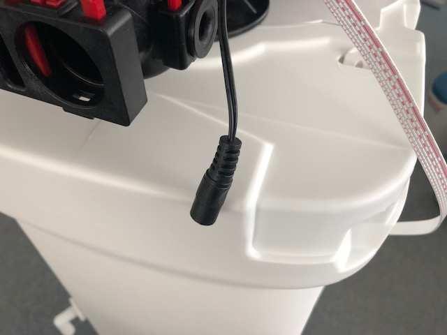 víka tento kabel zpět zapojit. 3.