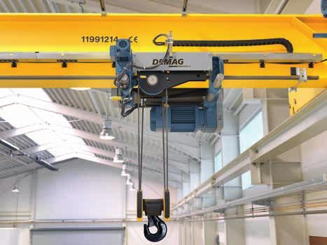 40702-27 JEDNÍM POHLEDEM: DEMAG STATUSBOARD Demag StatusBoard nabízí obsluze jeřábu nejdůležitější údaje vždy na dohled. Vícebarevný kontrastní displej zobrazuje aktuální informace, např.