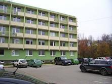 Byt je včetně vybavení: kuchyňská linka, vestavná