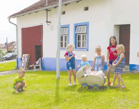 V části obce Strání - Květné - se nachází historická Sklárna Květná, jedna z nejdéle fungujících skláren na našem území. Po předchozí domluvě je možná prohlídka těchto jedinečných prostor.