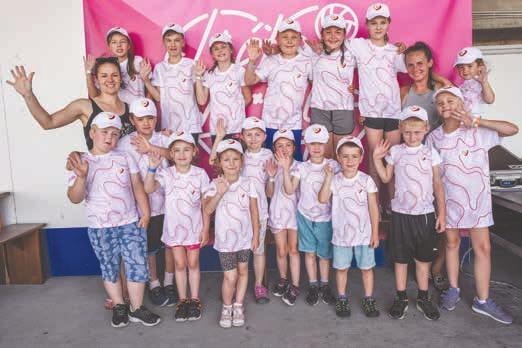 FOTO: KATEŘINA NOSKOVÁ Léto budiž pochváleno TUPESY Po koronavirové umělecké pauze si daly Tupeské parádnice dostaveníčko mezi kopretinami.